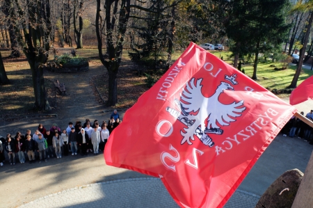 ''Szkoła do hymnu''